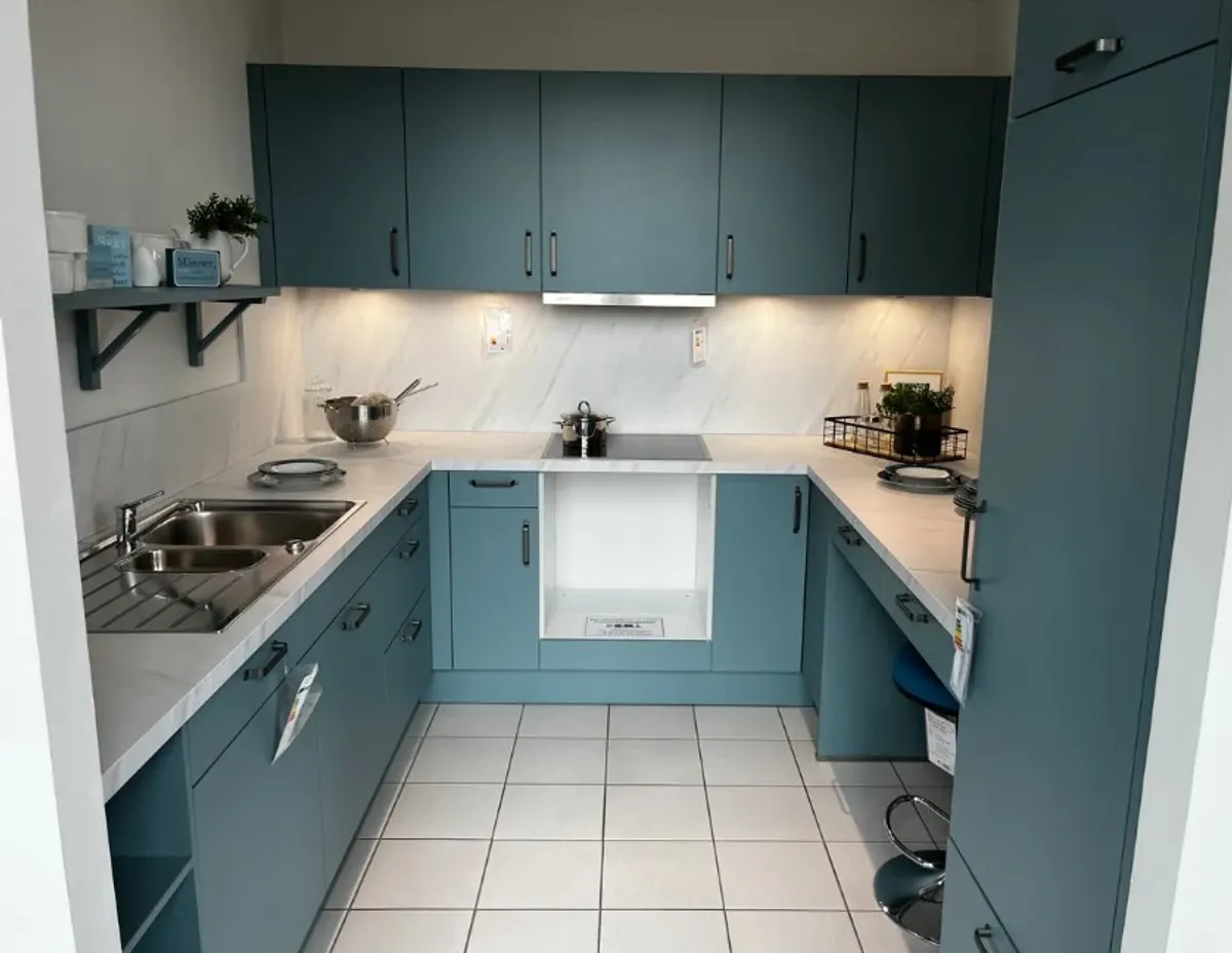 U-Küche in Lack blaugrau - in Kaufbeuren Koje 33